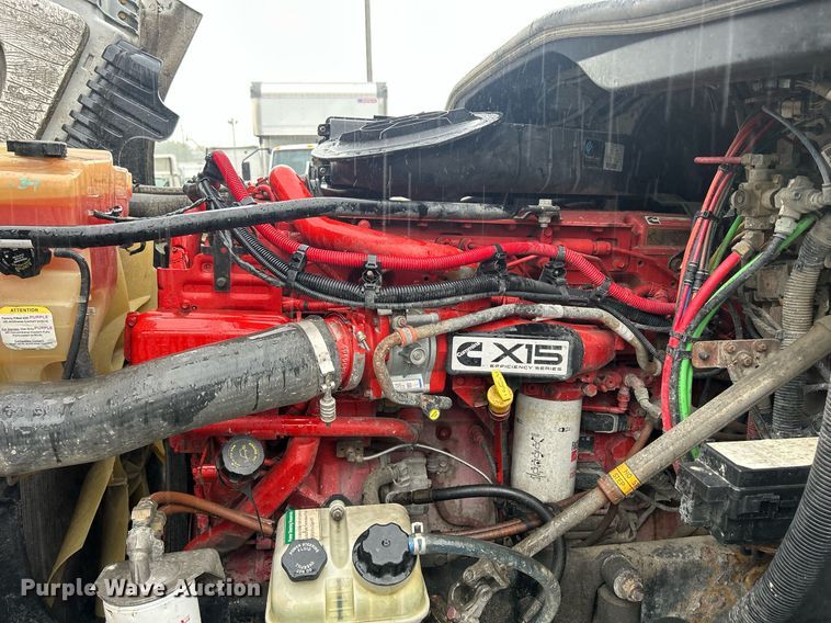 image for item DQ0902 2018 Freightliner Cascadia 125  semi truck