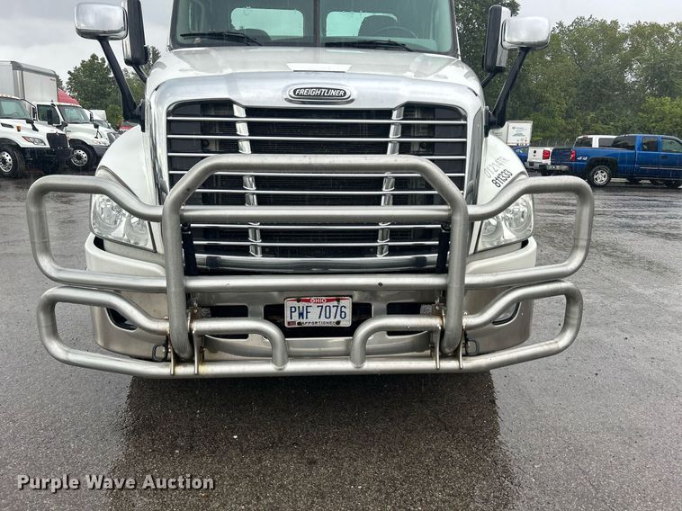image for item DQ0902 2018 Freightliner Cascadia 125  semi truck