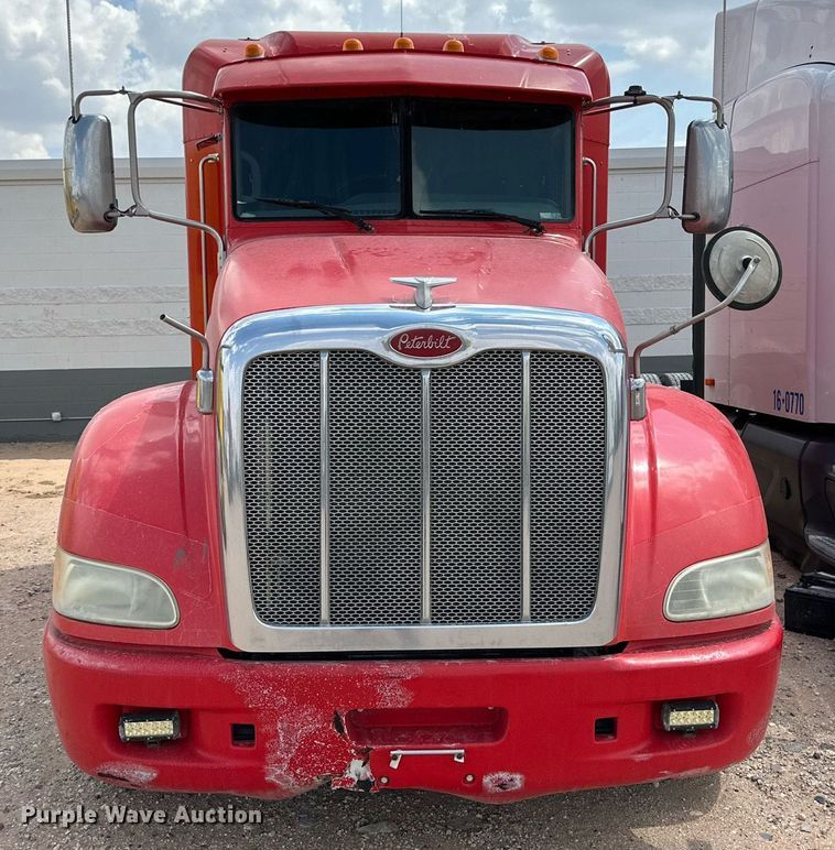 image for item DQ1377 2011 Peterbilt 386  semi truck