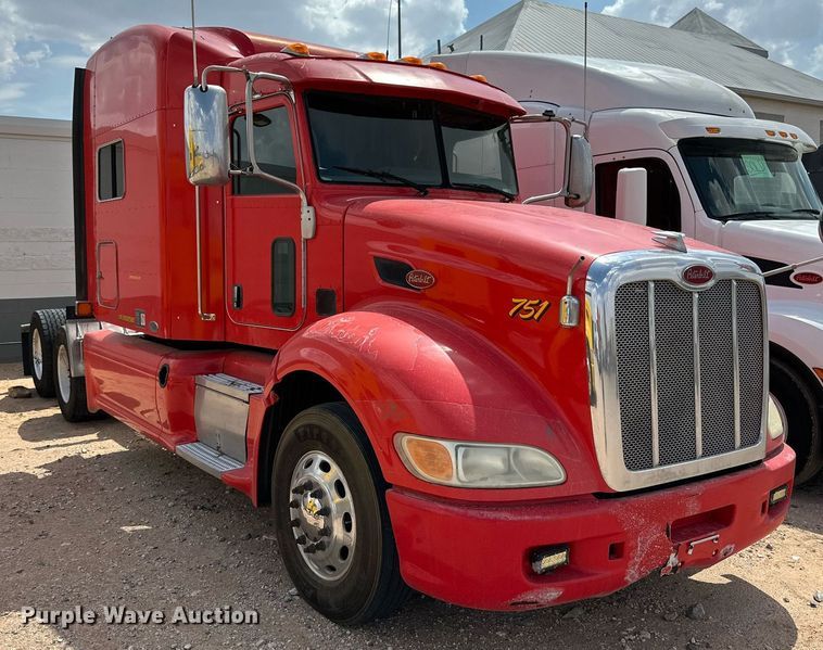 image for item DQ1377 2011 Peterbilt 386  semi truck