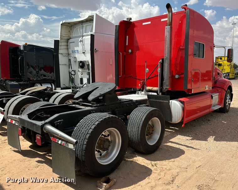 image for item DQ1377 2011 Peterbilt 386  semi truck