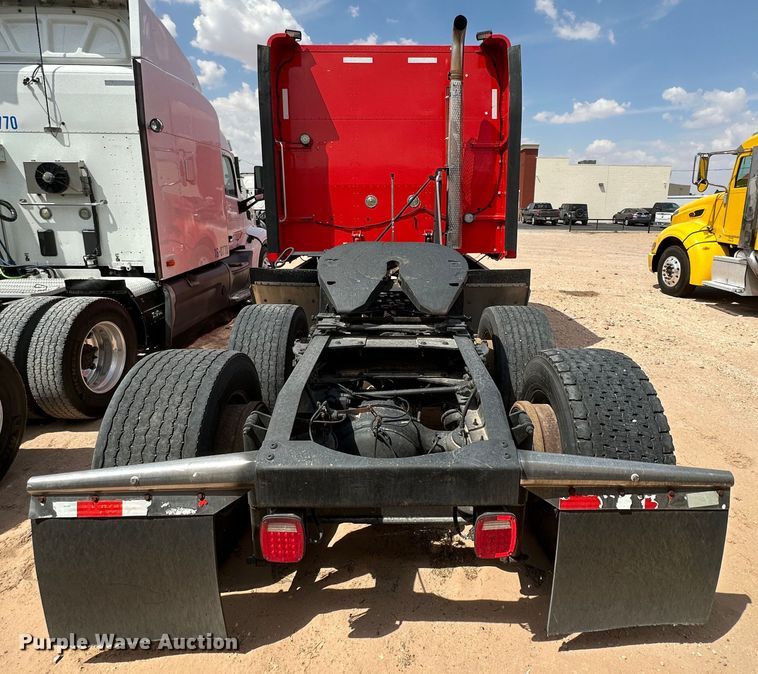 image for item DQ1377 2011 Peterbilt 386  semi truck