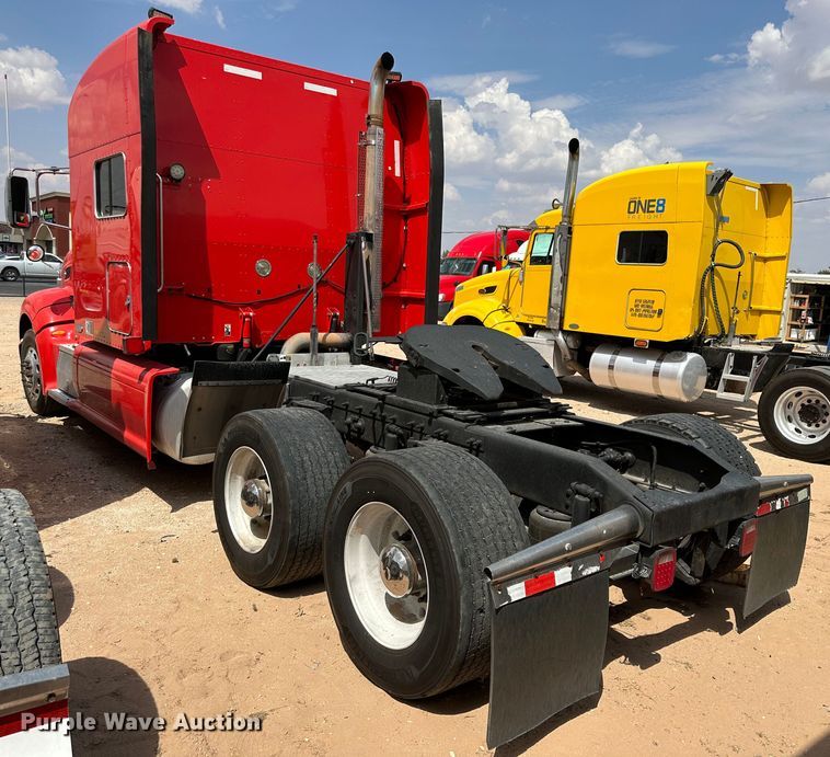 image for item DQ1377 2011 Peterbilt 386  semi truck