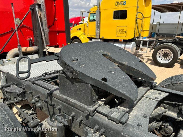 image for item DQ1377 2011 Peterbilt 386  semi truck