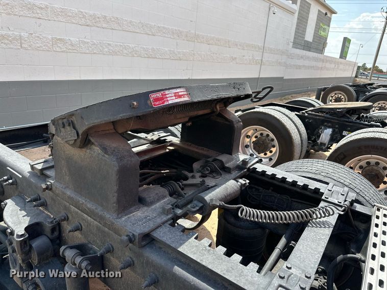 image for item DQ1377 2011 Peterbilt 386  semi truck