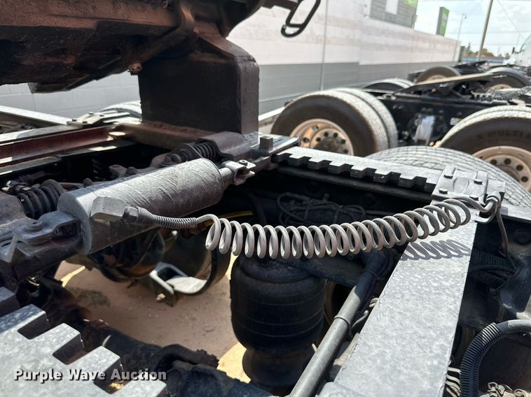 image for item DQ1377 2011 Peterbilt 386  semi truck