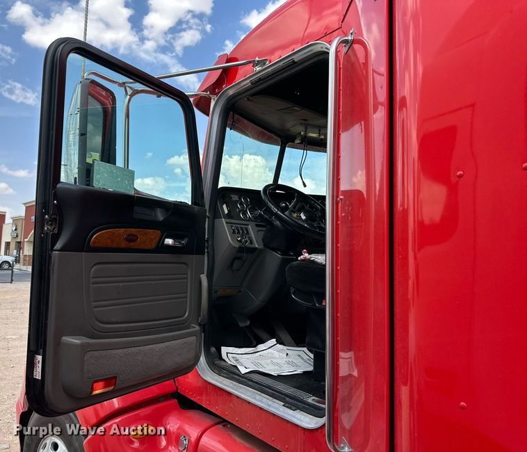 image for item DQ1377 2011 Peterbilt 386  semi truck