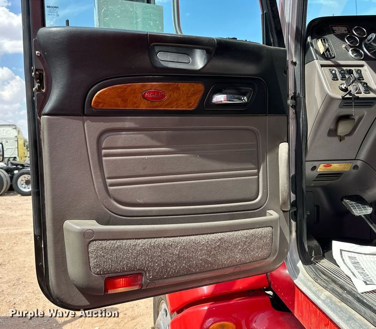 image for item DQ1377 2011 Peterbilt 386  semi truck