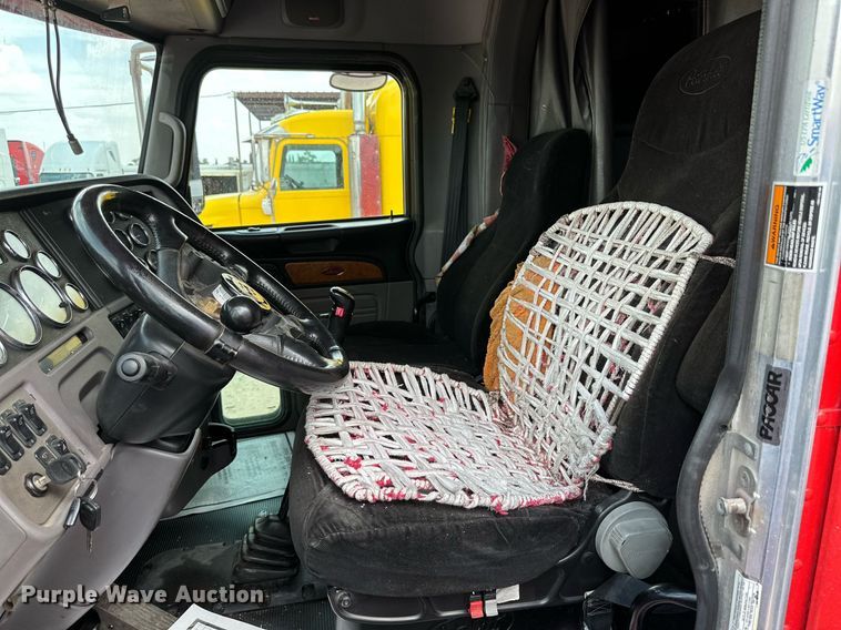 image for item DQ1377 2011 Peterbilt 386  semi truck