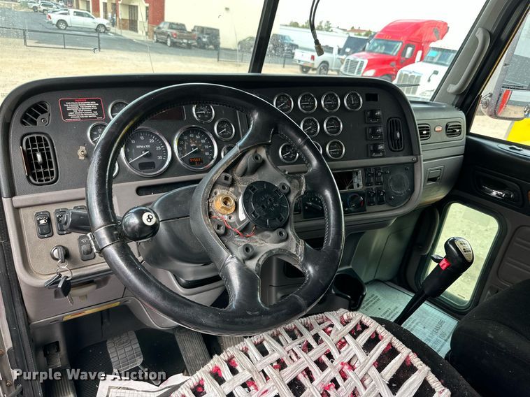 image for item DQ1377 2011 Peterbilt 386  semi truck