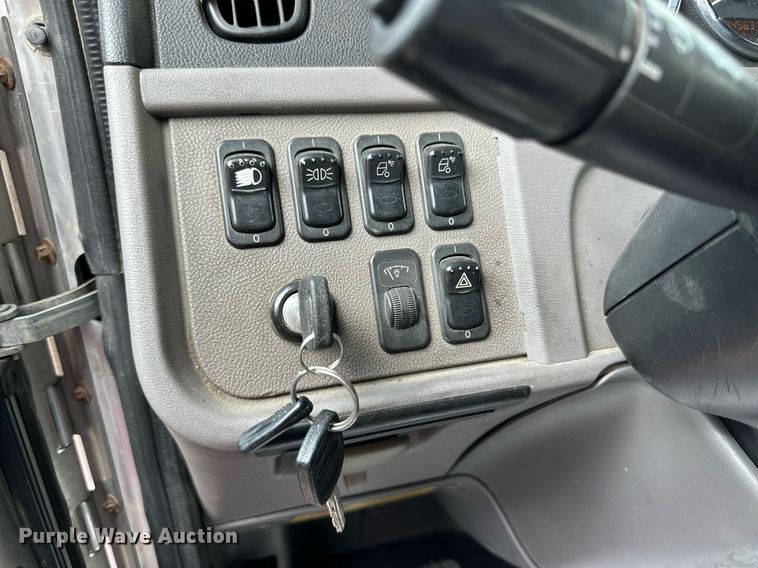 image for item DQ1377 2011 Peterbilt 386  semi truck