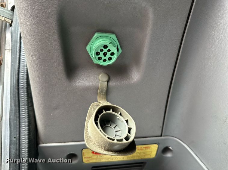 image for item DQ1377 2011 Peterbilt 386  semi truck