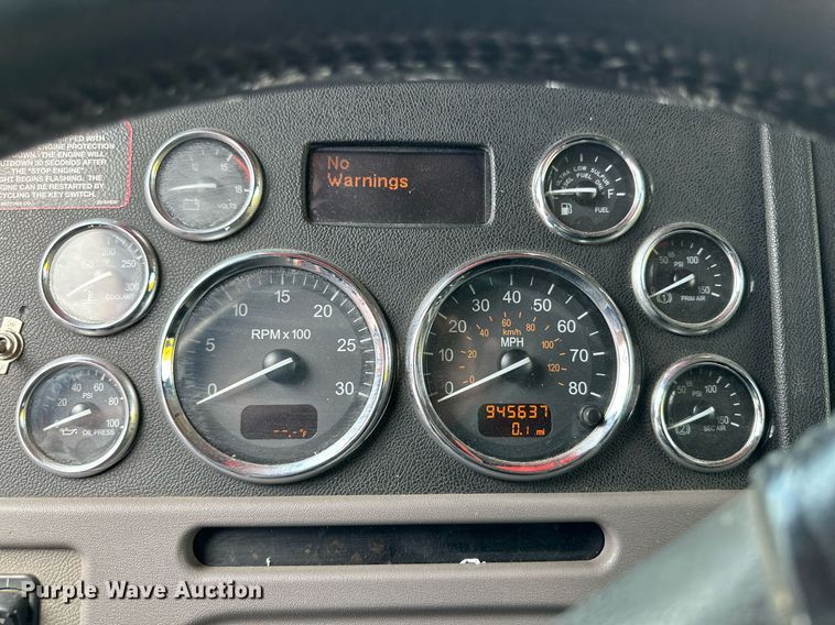 image for item DQ1377 2011 Peterbilt 386  semi truck