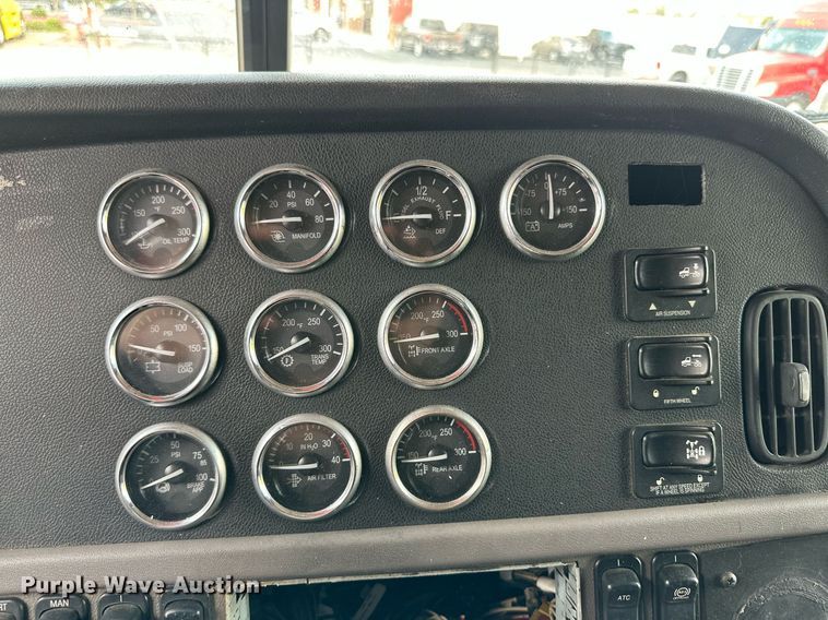 image for item DQ1377 2011 Peterbilt 386  semi truck