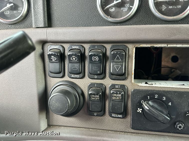 image for item DQ1377 2011 Peterbilt 386  semi truck