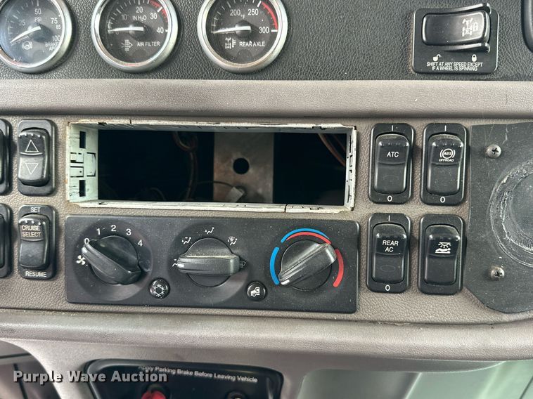 image for item DQ1377 2011 Peterbilt 386  semi truck