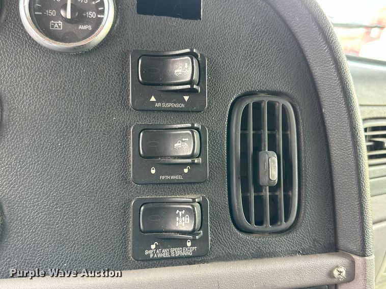 image for item DQ1377 2011 Peterbilt 386  semi truck