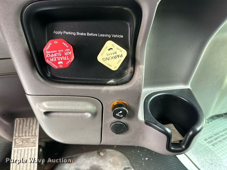 image for item DQ1377 2011 Peterbilt 386  semi truck