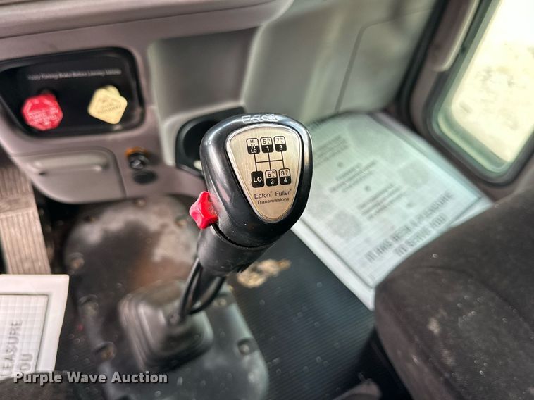 image for item DQ1377 2011 Peterbilt 386  semi truck