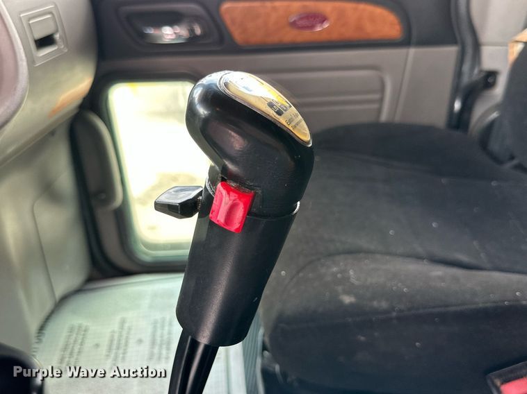 image for item DQ1377 2011 Peterbilt 386  semi truck