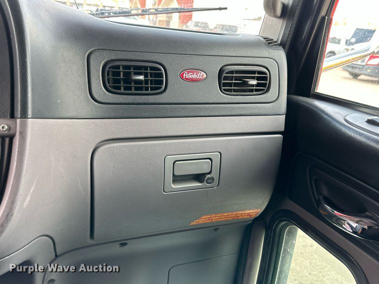 image for item DQ1377 2011 Peterbilt 386  semi truck