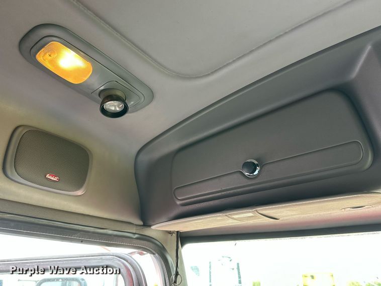 image for item DQ1377 2011 Peterbilt 386  semi truck