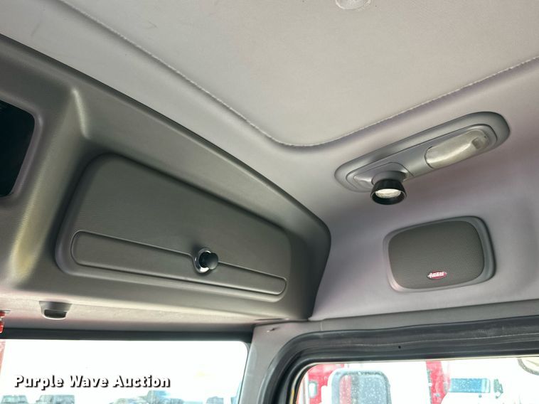 image for item DQ1377 2011 Peterbilt 386  semi truck