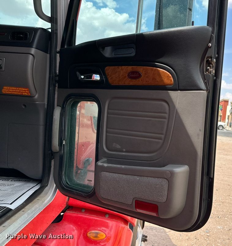 image for item DQ1377 2011 Peterbilt 386  semi truck