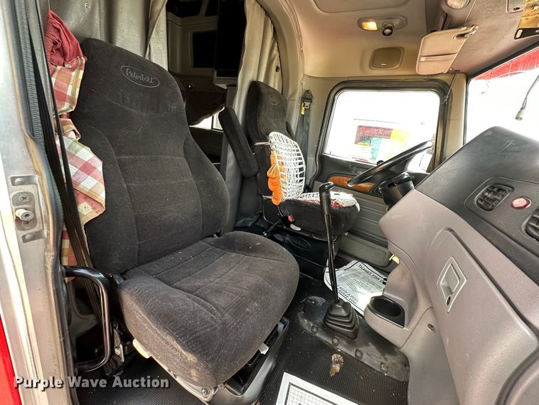 image for item DQ1377 2011 Peterbilt 386  semi truck