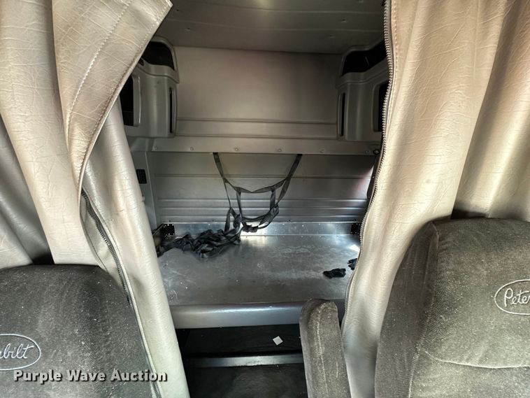 image for item DQ1377 2011 Peterbilt 386  semi truck