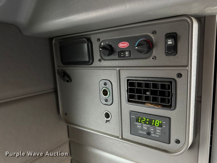image for item DQ1377 2011 Peterbilt 386  semi truck