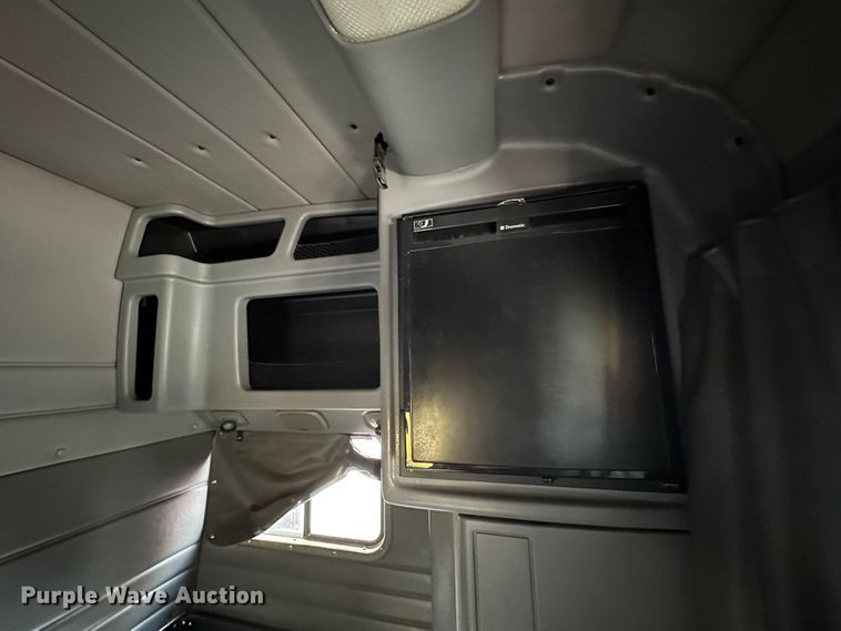 image for item DQ1377 2011 Peterbilt 386  semi truck