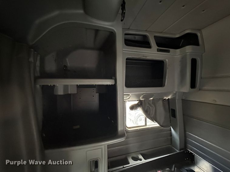 image for item DQ1377 2011 Peterbilt 386  semi truck