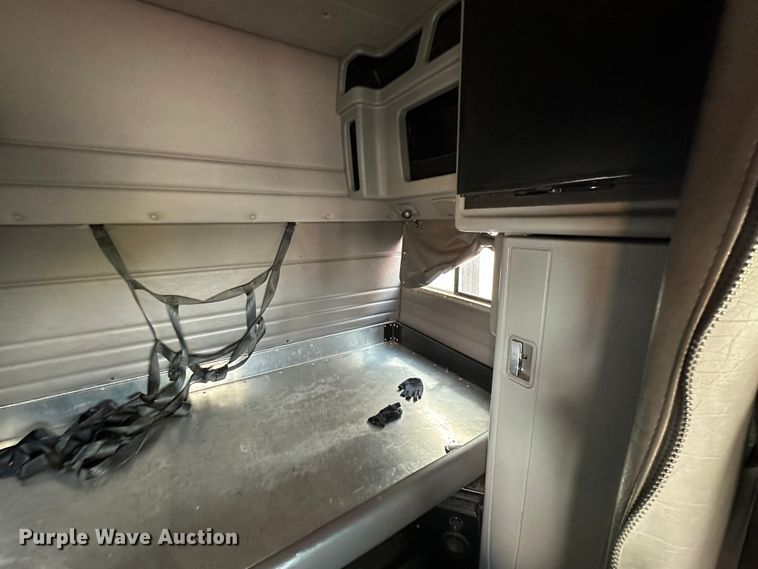 image for item DQ1377 2011 Peterbilt 386  semi truck