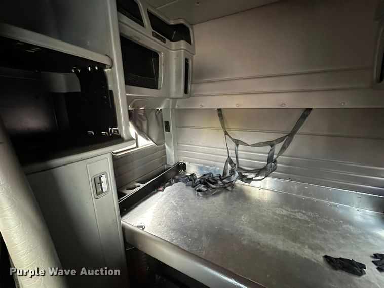 image for item DQ1377 2011 Peterbilt 386  semi truck