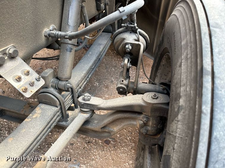 image for item DQ1377 2011 Peterbilt 386  semi truck