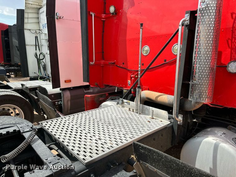 image for item DQ1377 2011 Peterbilt 386  semi truck