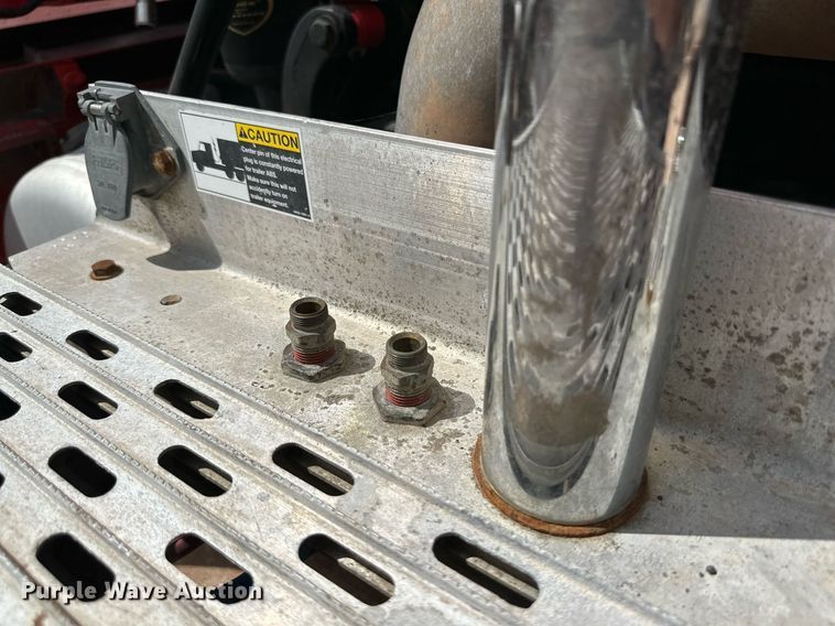 image for item DQ1377 2011 Peterbilt 386  semi truck