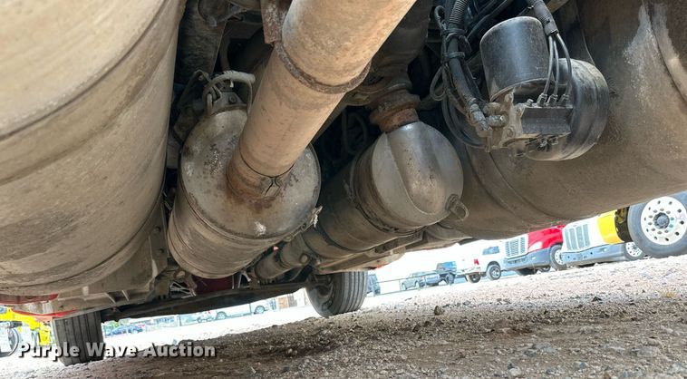 image for item DQ1377 2011 Peterbilt 386  semi truck