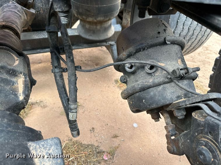 image for item DQ1377 2011 Peterbilt 386  semi truck