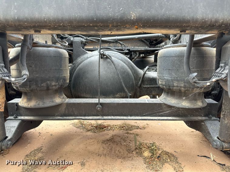 image for item DQ1377 2011 Peterbilt 386  semi truck