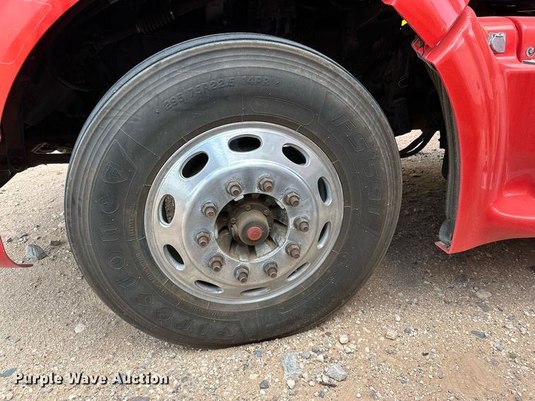 image for item DQ1377 2011 Peterbilt 386  semi truck