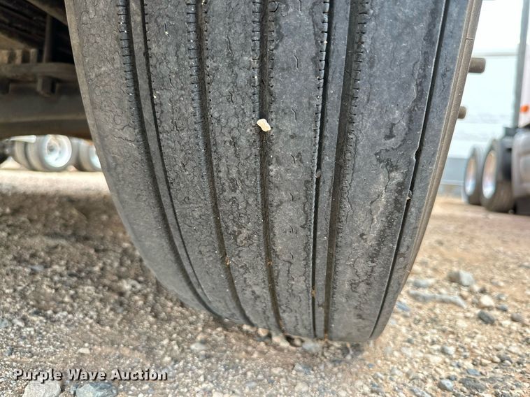 image for item DQ1377 2011 Peterbilt 386  semi truck