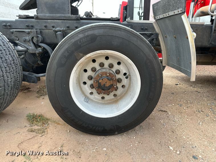 image for item DQ1377 2011 Peterbilt 386  semi truck