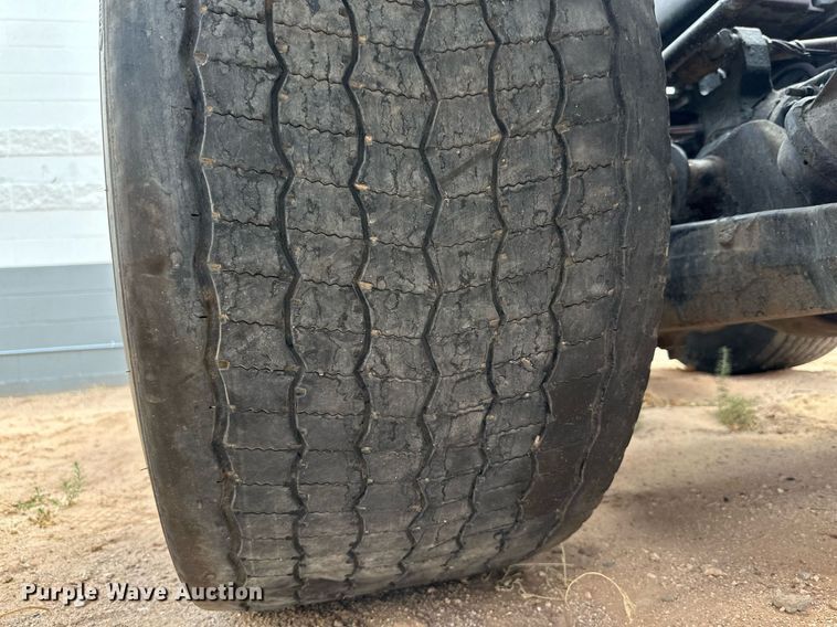 image for item DQ1377 2011 Peterbilt 386  semi truck