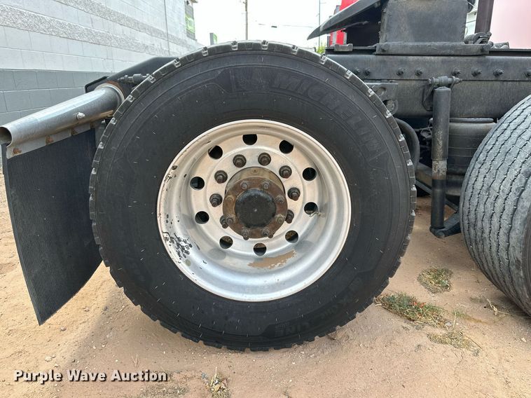 image for item DQ1377 2011 Peterbilt 386  semi truck