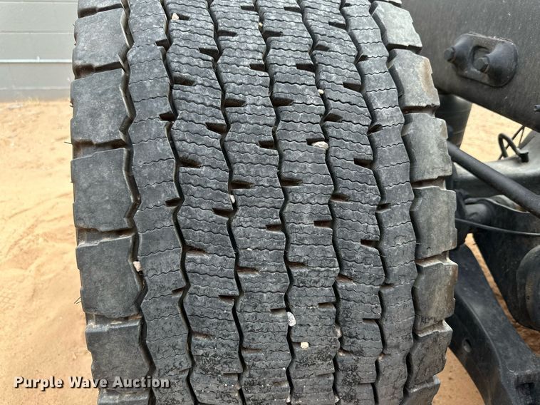 image for item DQ1377 2011 Peterbilt 386  semi truck