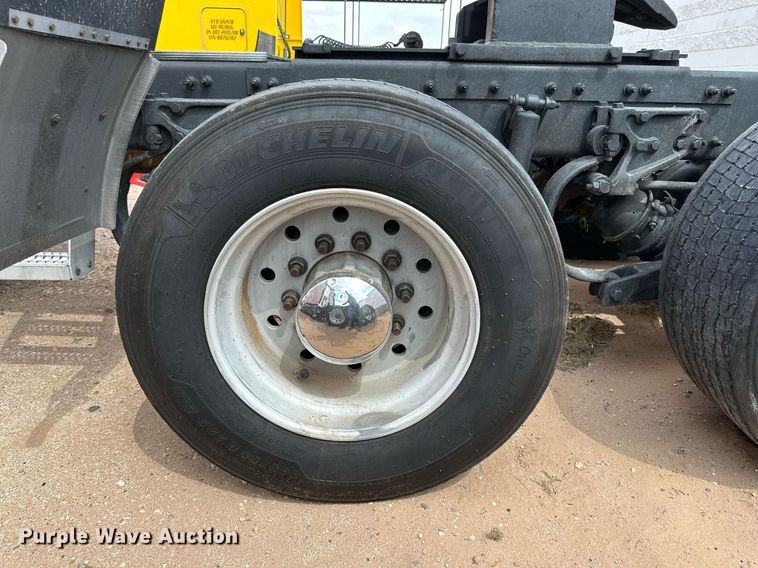 image for item DQ1377 2011 Peterbilt 386  semi truck