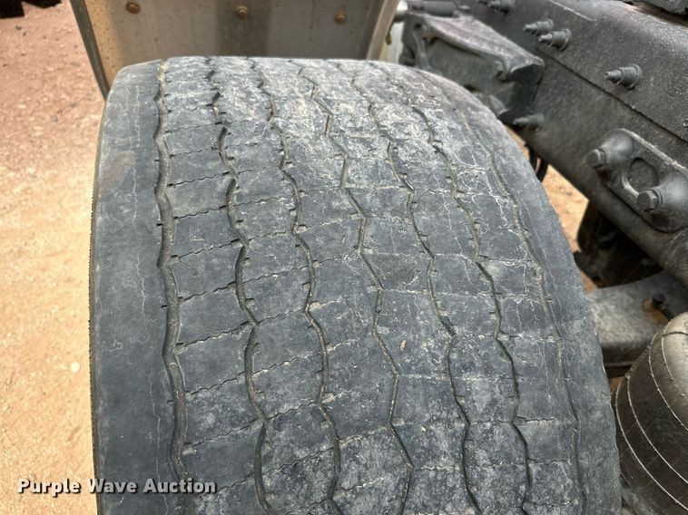 image for item DQ1377 2011 Peterbilt 386  semi truck