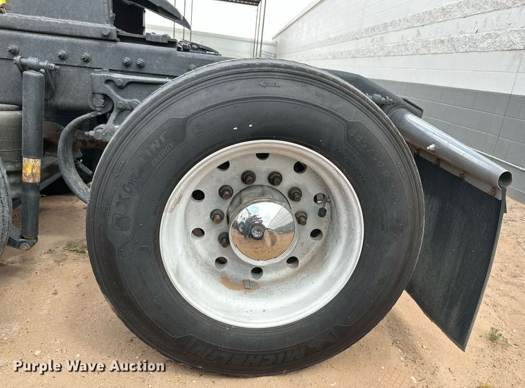 image for item DQ1377 2011 Peterbilt 386  semi truck